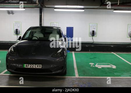 Ladestationen für Elektroautos in Gunwharf Quays, Portsmouth, Hampshire Stockfoto