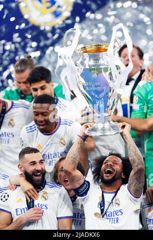 Saint-Denis, Frankreich. Kredit: D. 28. Mai, 2022. Marcelo hebt die Trophäe mit der Real Madrid Mannschaftsgruppe (Real) Fußball : UEFA Champions League-Endspiel Liverpool FC 0-1 Real Madrid CF im Stade de France in Saint-Denis, Frankreich. Quelle: D .Nakashima/AFLO/Alamy Live News Stockfoto