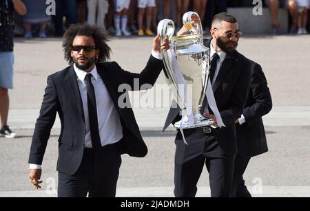 Madrid, Spanien. 29.. Mai 2022. Marcelo (L) von Real Madrid und Karim Bezema treffen am 29. Mai 2022 in Madrid, Spanien, mit der UEFA Champions League-Trophäe in der Kathedrale von La Almudena ein. Kredit: Gustavo Valiente/Xinhua/Alamy Live Nachrichten Stockfoto