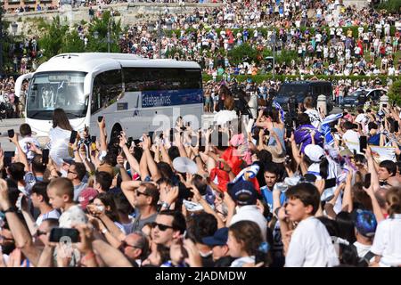 Madrid, Spanien. 29.. Mai 2022. Die Anhänger von Real Madrid begrüßen die Ankunft der Spieler im Stadtzentrum von Madrid, Spanien, am 29. Mai 2022. Kredit: Gustavo Valiente/Xinhua/Alamy Live Nachrichten Stockfoto