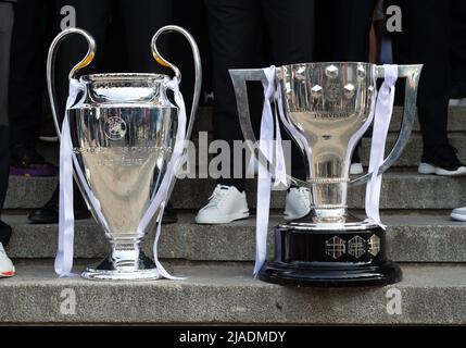 Madrid, Spanien. 29.. Mai 2022. Die Spieler von Real Madrid stellen am 29. Mai 2022 vor der Kathedrale von La Almudena in Madrid, Spanien, die Trophäe der UEFA Champions League und die Trophäe des La Liga Champions aus. Kredit: Gustavo Valiente/Xinhua/Alamy Live Nachrichten Stockfoto