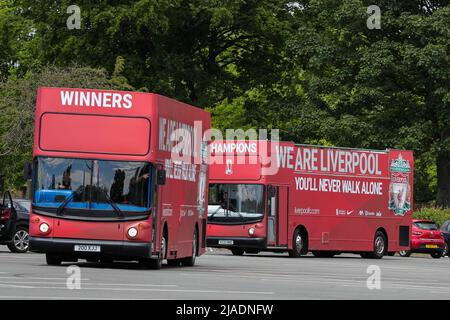 Liverpool, Großbritannien. 29.. Mai 2022. Die offenen Busse kommen zur Liverpool FC Parade am 5/29/2022 in Liverpool, Großbritannien, an. (Foto von James Heaton/News Images/Sipa USA) Quelle: SIPA USA/Alamy Live News Stockfoto