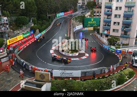 Start des Rennens, Abfahrt, unter Sicherheitsfahrzeug, 16 LECLERC Charles (mco), Scuderia Ferrari F1-75, 55 SAINZ Carlos (Spa), Scuderia Ferrari F1-75, 11 PEREZ Sergio (mex), Red Bull Racing RB18, 01 VERSTAPPEN Max (nld), Red Bull Racing RB18, Aktion während des Formel 1 Grand Prix de Monaco 2022, 7. Lauf der FIA Formel-1-Weltmeisterschaft 2022, auf dem Circuit de Monaco, vom 27. Bis 29. Mai 2022 in Monte-Carlo, Monaco - Foto: Antonin Vincent / Dppi/DPPI/LiveMedia Stockfoto