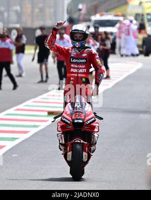 Scarperia, Italien. 29.. Mai 2022. Francesco Bagnaia vom Ducati Lenovo Team feiert nach dem MotoGP Grand Prix von Italien auf der Mugello-Strecke in Scarperia, Italien, 29. Mai 2022. Quelle: Str/Xinhua/Alamy Live News Stockfoto