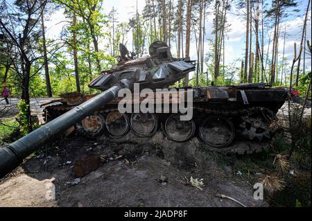 Dmytriwka, Ukraine. 29.. Mai 2022. Zerstörter Panzer der russischen Armee, gesehen im Dorf Dmytrivka in der Nähe der ukrainischen Hauptstadt Kiew. Russland marschierte am 24. Februar 2022 in die Ukraine ein und löste damit den größten militärischen Angriff in Europa seit dem Zweiten Weltkrieg aus Kredit: SOPA Images Limited/Alamy Live Nachrichten Stockfoto