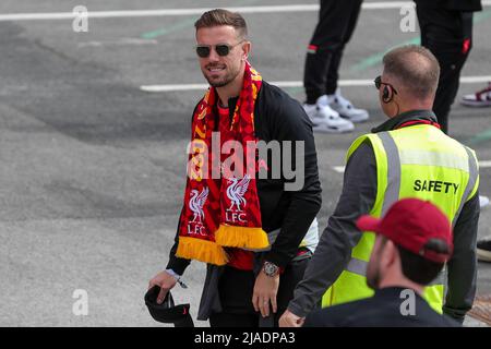 Liverpool, Großbritannien. 29.. Mai 2022. Jordan Henderson #14 aus Liverpool kommt am 5/29/2022 zur Open-Top-Busparade in Liverpool, Großbritannien, an. (Foto von James Heaton/News Images/Sipa USA) Quelle: SIPA USA/Alamy Live News Stockfoto