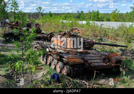 Dmytriwka, Ukraine. 29.. Mai 2022. Zerstörte militärische gepanzerte Fahrzeuge der russischen Armee, die im Dorf Dmytrivka in der Nähe der ukrainischen Hauptstadt Kiew gesehen wurden. Russland marschierte am 24. Februar 2022 in die Ukraine ein und löste damit den größten militärischen Angriff in Europa seit dem Zweiten Weltkrieg aus Kredit: SOPA Images Limited/Alamy Live Nachrichten Stockfoto