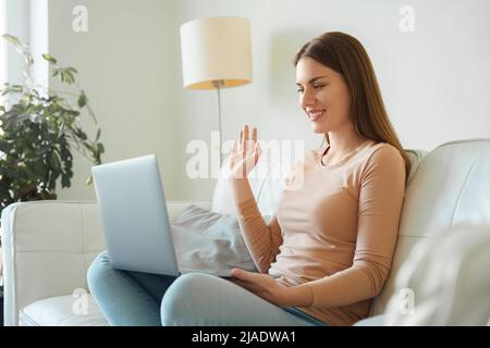 Junge Millennial Teenager Frau mit Laptop für Videocall virtuelle Treffen Stockfoto