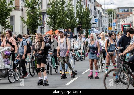 Brighton, Großbritannien. 29.. Mai 2022. Hunderte von Leuten kommen in Brighton für Dom Whiting Drum & Bass on the Bike Hunderte von Menschen kommen auf Bikes und Skates, während sie Dom Whiting bei einer Tour durch Brighton begleitete, die auf dem :Level begann und am Strand endet. Der Verkehr wurde zu einem Stand in der ganzen Stadt gebracht, als die Prozession mit Dom DJ'ing von seinem Fahrrad vorbeiging. Kredit: @Dmoonuk/Alamy Live Nachrichten Stockfoto