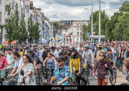 Brighton, Großbritannien. 29.. Mai 2022. Hunderte von Leuten kommen in Brighton für Dom Whiting Drum & Bass on the Bike Hunderte von Menschen kommen auf Bikes und Skates, während sie Dom Whiting bei einer Tour durch Brighton begleitete, die auf dem :Level begann und am Strand endet. Der Verkehr wurde zu einem Stand in der ganzen Stadt gebracht, als die Prozession mit Dom DJ'ing von seinem Fahrrad vorbeiging. Kredit: @Dmoonuk/Alamy Live Nachrichten Stockfoto