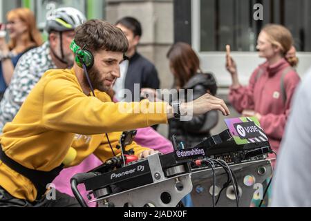 Brighton, Großbritannien. 29.. Mai 2022. Hunderte von Leuten kommen in Brighton für Dom Whiting Drum & Bass on the Bike Hunderte von Menschen kommen auf Bikes und Skates, während sie Dom Whiting bei einer Tour durch Brighton begleitete, die auf dem :Level begann und am Strand endet. Der Verkehr wurde zu einem Stand in der ganzen Stadt gebracht, als die Prozession mit Dom DJ'ing von seinem Fahrrad vorbeiging. Kredit: @Dmoonuk/Alamy Live Nachrichten Stockfoto