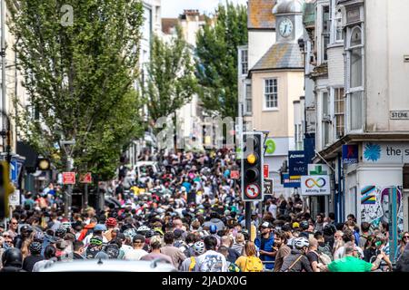Brighton, Großbritannien. 29.. Mai 2022. Hunderte von Leuten kommen in Brighton für Dom Whiting Drum & Bass on the Bike Hunderte von Menschen kommen auf Bikes und Skates, während sie Dom Whiting bei einer Tour durch Brighton begleitete, die auf dem :Level begann und am Strand endet. Der Verkehr wurde zu einem Stand in der ganzen Stadt gebracht, als die Prozession mit Dom DJ'ing von seinem Fahrrad vorbeiging. Kredit: @Dmoonuk/Alamy Live Nachrichten Stockfoto