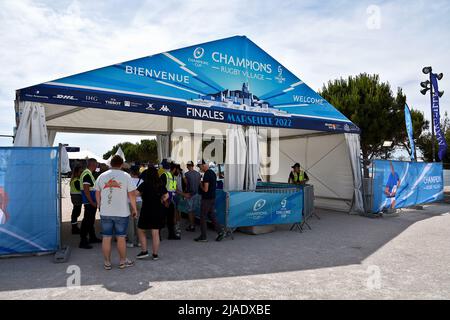 Marseille, Frankreich. 28.. Mai 2022. Am Eingang zur Fan Zone der Cup Challenge und dem Rugby Cup Champion werden Menschen gesehen. Anlässlich des Challenge Cup und des Champion Cup of Rugby wurde am Place du J4 in Marseille eine Fanzone eingerichtet. Die Lyonnais (Lou) gewannen (30-12) das Finale des Challenge Cup gegen Toulon (RSCT) und die Iren von Leinster verneigten sich (21-24) im Finale des Champion Cup gegen La Rochelle. (Foto von Gerard Bottino/SOPA Images/Sipa USA) Quelle: SIPA USA/Alamy Live News Stockfoto