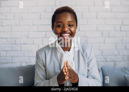 Afro-Influencerin, die Videoreden aufzeichnet und vor der Kamera gestikuliert. E-Lernkonzept. Stockfoto