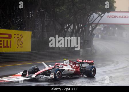 Monte Carlo, Monaco. 29.. Mai 2022. Alfa Romeos Fahrer Zhou Guanyu (L) tritt beim Finale des Formel 1 Grand Prix von Monaco auf dem Circuit de Monaco in Monte Carlo, Monaco, am 29. Mai 2022 an. Quelle: Qian Jun/Xinhua/Alamy Live News Stockfoto