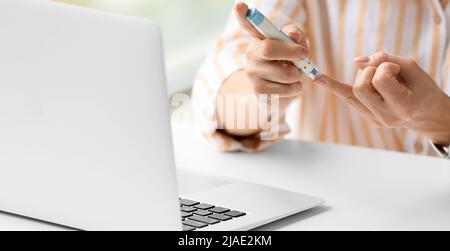 Frau mit Diabetes, die den Blutzuckerspiegel misst, Nahaufnahme Stockfoto