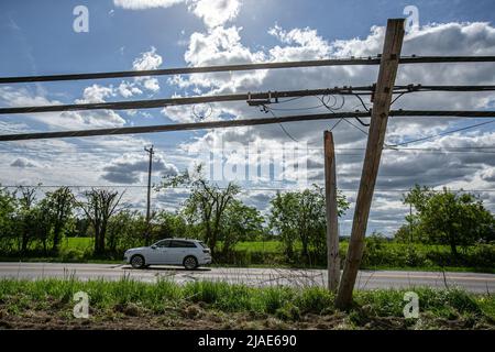 Saint Hippolyte, Kanada. 24.. Mai 2022. Ein elektrischer Pfosten fiel in der Nähe von Chemin des Hauteurs. Der Sturm vom 21.. Mai in der Provinz Quebec hinterließ eine Spur der Zerstörung. Meteorologen nennen es ein Derecho, einen weit verbreiteten, langlebigen, geraden Windsturm. In der Gemeinde Saint-Hippolyte, 45km nördlich von Montreal, verloren über 2000 Menschen im Gebiet des Achigan Lake an die Macht. Innerhalb der Provinz itís glaubte, dass über 400.000 Menschen an die Macht verloren. Hydro-Quebec arbeitet daran, den Strom für das Gebiet wieder aufzufüllen. (Foto: Giordanno Brumas/SOPA Images/Sipa USA) Quelle: SIPA USA/Alamy Live News Stockfoto