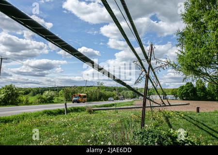 Saint Hippolyte, Kanada. 24.. Mai 2022. Ein elektrischer Pfosten fiel in der Nähe von Chemin des Hauteurs. Der Sturm vom 21.. Mai in der Provinz Quebec hinterließ eine Spur der Zerstörung. Meteorologen nennen es ein Derecho, einen weit verbreiteten, langlebigen, geraden Windsturm. In der Gemeinde Saint-Hippolyte, 45km nördlich von Montreal, verloren über 2000 Menschen im Gebiet des Achigan Lake an die Macht. Innerhalb der Provinz itís glaubte, dass über 400.000 Menschen an die Macht verloren. Hydro-Quebec arbeitet daran, den Strom für das Gebiet wieder aufzufüllen. (Foto: Giordanno Brumas/SOPA Images/Sipa USA) Quelle: SIPA USA/Alamy Live News Stockfoto