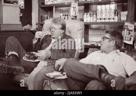 Jimmy Carter aß am 10. September 1976 mit seinem Bruder Billy Carter während eines Wahlkampfstopps an der Tankstelle seines Billy in ihrer Heimatstadt Plains, Georgia. (USA) Stockfoto