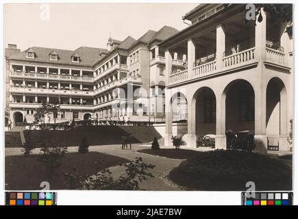 9., Sobieskigasse 31 / Lustkandlgasse 50 / Ayrenhoffgasse 9 - Übernahme von Kindern - Hof-/Gartenblick. Martin Gerlach jun. (1879-1944), Fotograf Stockfoto