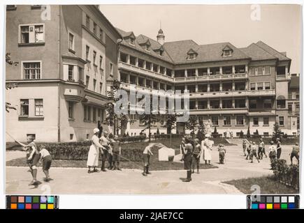 9., Sobieskigasse 31 / Lustkandlgasse 50 / Ayrenhoffgasse 9 - Kinderübernahme - Bauernhof / Gartenblick mit spielenden Kindern. Martin Gerlach jun. (1879-1944), Fotograf Stockfoto