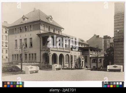 9., Sobieskigasse 31 / Lustkandlgasse 50 / Ayrenhoffgasse 9 - Übernahme von Kindern (vom Garten aus gesehen). Carl (Karl) Zapletal (1876-1941), Fotograf Stockfoto