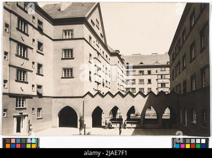 11., Grillegasse 40 / Herderplatz 6 / am Kanal 71 / Herbortgasse 22-24-Dr.-Franz-Klein-Hof-Hofansicht. Martin Gerlach jun. (1879-1944), Fotograf Stockfoto