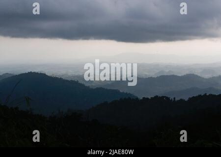 Thailand. 26.. Mai 2022. Regenwolken sammeln sich über den Bergen entlang der Grenze zwischen Thailand und Myanmar in der Nähe des Umphang Distrikts in der Provinz Tak, nordwestlich von Bangkok. (Foto von Chaiwat Subprasom/SOPA Images/Sipa USA) Quelle: SIPA USA/Alamy Live News Stockfoto