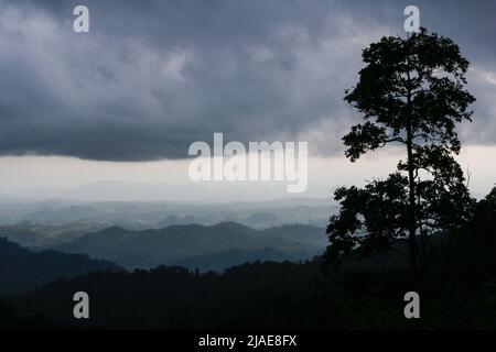 Tak, Thailand. 26.. Mai 2022. Regenwolken sammeln sich über den Bergen entlang der Grenze zwischen Thailand und Myanmar in der Nähe des Umphang Distrikts in der Provinz Tak, nordwestlich von Bangkok. (Bild: © Chaiwat Subprasom/SOPA-Bilder über ZUMA Press Wire) Stockfoto