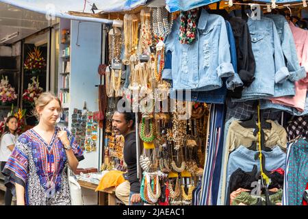 Mumbai, Indien - 13. Februar 2020: Mädchen, die die Straße von colaba entlang in mumbai Street Shopping geht Stockfoto