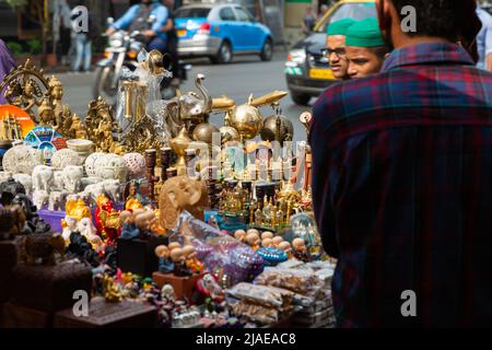 Mumbai, Indien - 13. Februar 2020: Straßenverkäufer, der seine Waren auf der Straße in colaba mumbai verkauft Stockfoto