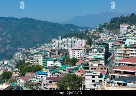 Gangtok, Sikkim, Indien - 31. Dezember 2020 : Häuser auf der Hügelseite in Gangtok, Sikkim, Indien. Stockfoto