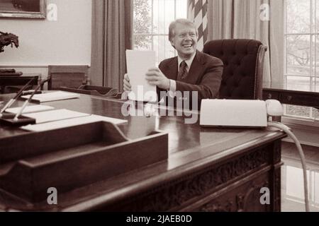 US-Präsident Jimmy Carter arbeitete am 2. Februar 1977 an einer Rede für das Fernsehen im Oval Office des Weißen Hauses, Washington, D.C.. (USA) Stockfoto