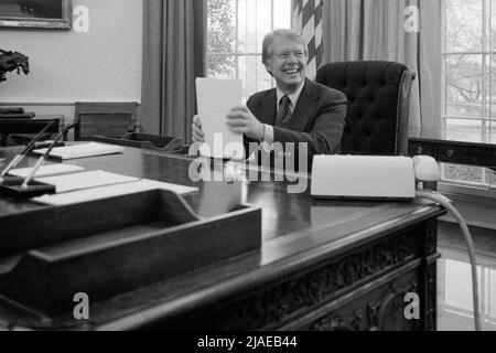 US-Präsident Jimmy Carter arbeitete am 2. Februar 1977 an einer Rede für das Fernsehen im Oval Office des Weißen Hauses, Washington, D.C.. (USA) Stockfoto