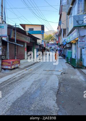 Rishikesh, Uttarakhand, Indien - 8. März 2020: Leere Straßen von Rishikesh in Uttarakhand, Indien Stockfoto
