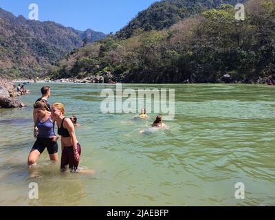 Rishikesh, Uttarakhand, Indien - 8. März 2020: Menschen schwimmen und Rafting im ganga-Fluss in Rishikesh, Indien Stockfoto