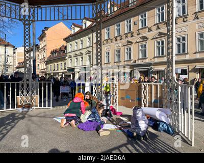 Kundgebung zur Unterstützung der Ukraine nach dem militärischen Einmarsch Russlands in einen souveränen Staat. Menschen mit Plakaten Stoppt den Krieg Protest gegen den Krieg und die Stockfoto