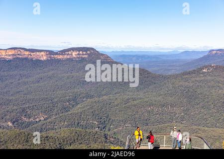 Jamison Valley und Mount Solitary im Blue Mountains Nationalpark mit Touristen auf der Aussichtsplattform Echo Point, NSW, Australien Stockfoto