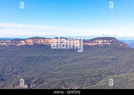 Jamison Valley im Blue Mountains Welterbe, Mount Solitary und Mount Gibraltar Sandstein Bergkette, NSW, Australai Stockfoto