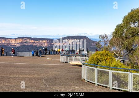 Blue Mountains Nationalpark westlich von Sydney, Touristen am Echo Point Katoomba sehen Mount Solitary und Jamison Valley, NSW, Australien Stockfoto