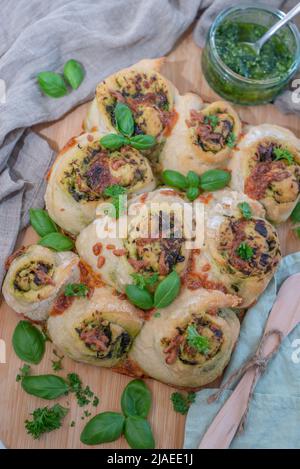 Selbst gemachte Vollkornbrötchen mit wildem Knoblauch Stockfoto