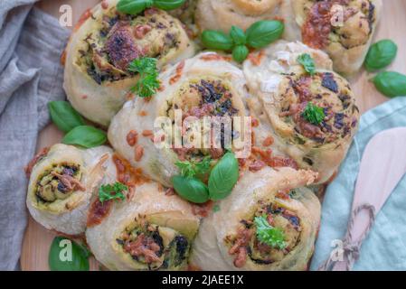 Selbst gemachte Vollkornbrötchen mit wildem Knoblauch Stockfoto