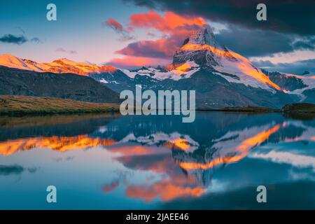 Bekannter, schöner Berggipfel und Bergblick vom Stellisee bei Sonnenaufgang, Zermatt, Kanton Wallis, Schweiz, Europa Stockfoto