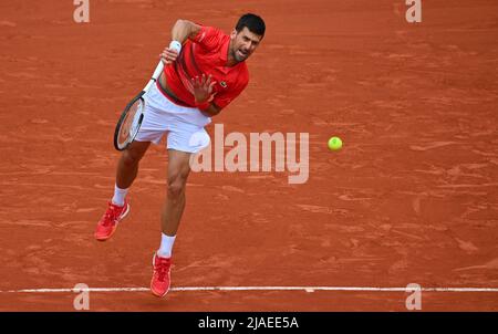 Paris, Frankreich. 29.. Mai 2022. Novak Djokovic spielt seine vierte Runde während des French Open Tennis in der Roland Garros Arena am 29. Mai 2022 in Paris, Frankreich. Foto von Christian Liewig/ABACAPRESS.COM Quelle: Abaca Press/Alamy Live News Stockfoto