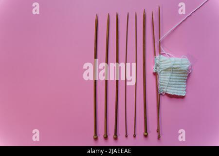 stricknadeln auf rosa Hintergrund Stockfoto