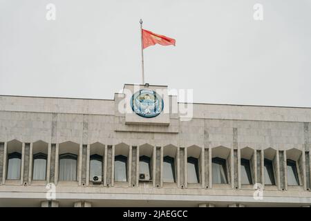 Das Parlament der Kirgisischen Republik in Bischkek, Kirgisistan - FEV, 2022 Stockfoto