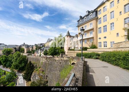 Luxemburg-Stadt, Mai 2022. Blick auf den Chemin de la Corniche, eine malerische Route auf der alten Stadtmauer Stockfoto