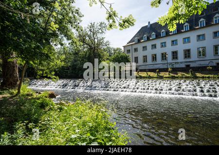 Kleine Wasserfälle an der Alzette im Stadtteil Pfaffenthal im Stadtzentrum Stockfoto