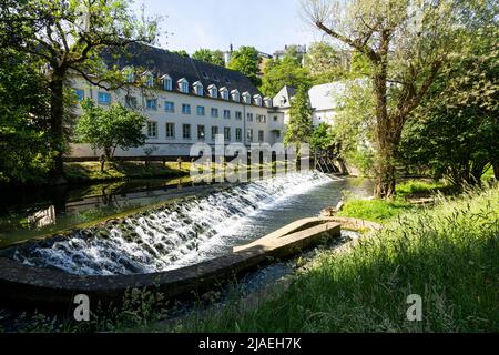 Kleine Wasserfälle an der Alzette im Stadtteil Pfaffenthal im Stadtzentrum Stockfoto