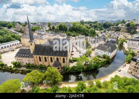 Luxemburg-Stadt, Mai 2022. Panoramablick auf das Viertel Grund im Stadtzentrum Stockfoto